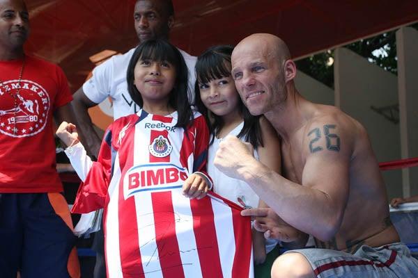 Rhodes se ganó al público al interactuar con él, hasta regaló su playera. FOTO: JORGE BARAJAS