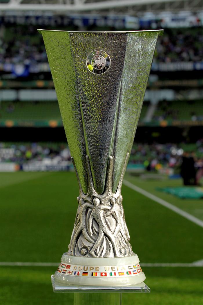El trofeo para el Campeón se exhibe en el terreno de juego. FOTO: EFE