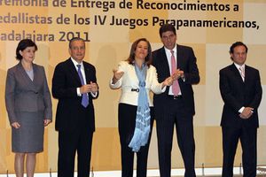 Atletas paralímpicos reciben beca