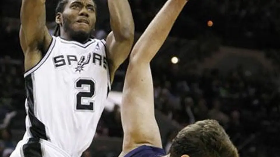 Spurs vencen 95-82 a Grizzlies