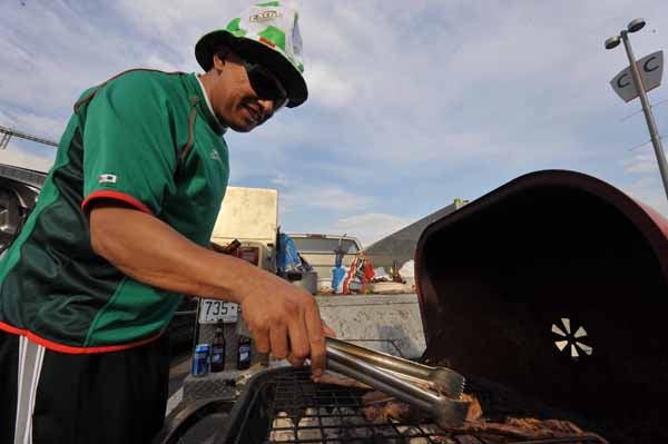 Las carnes asadas a las afueras del estadio es un clásico en EU. FOTO: ULISES BRAVO