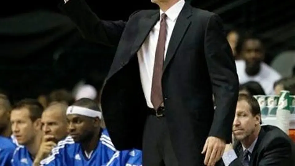 Entrenador de Mavs se desvanece en entrenamiento