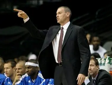 Entrenador de Mavs se desvanece en entrenamiento