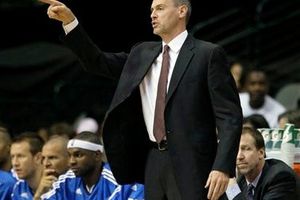 Entrenador de Mavs se desvanece en entrenamiento