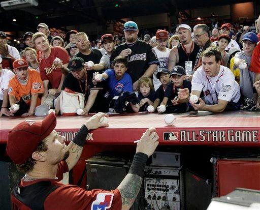 Josh Hamilton de Texas saluda a la afición. FOTO: AP
