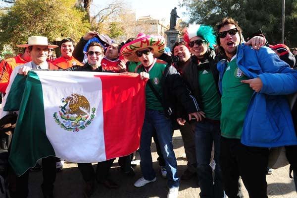 Los mexicanos se lucen coloridos. FOTO: CÉSAR VICUÑA