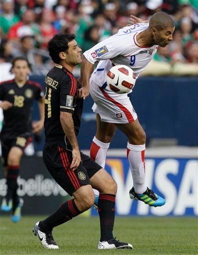 Rafa Márquez y Alvaro Saborio. FOTO: AP