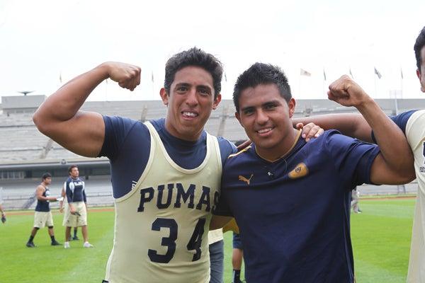 Los jugadores de Pumas convivieron con el equipo de futbol americano Pumas Dorados en CU | DANIEL GÁMEZ