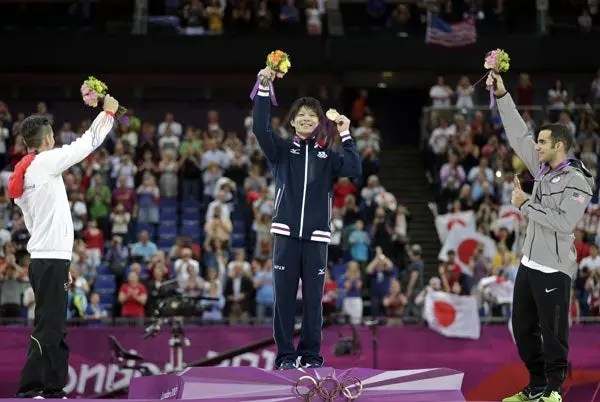 Uchimura se impone en la gimnasia varonil