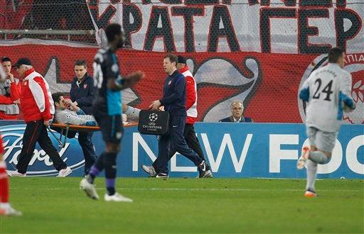 Vito Mannone sale en camilla mientras Lukasz Fabianski toma su lugar en portería. FOTO: AP