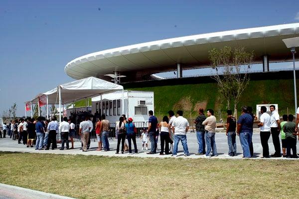 Durante la tarde, las personas seguían llegando en busca de boletos (FOTO: SAÚL MOLINA)