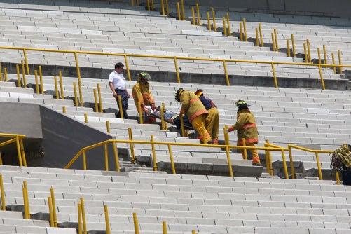 Fue llevado en camilla a las afueras del Olímpico (FOTO: DANIEL GÁMEZ)