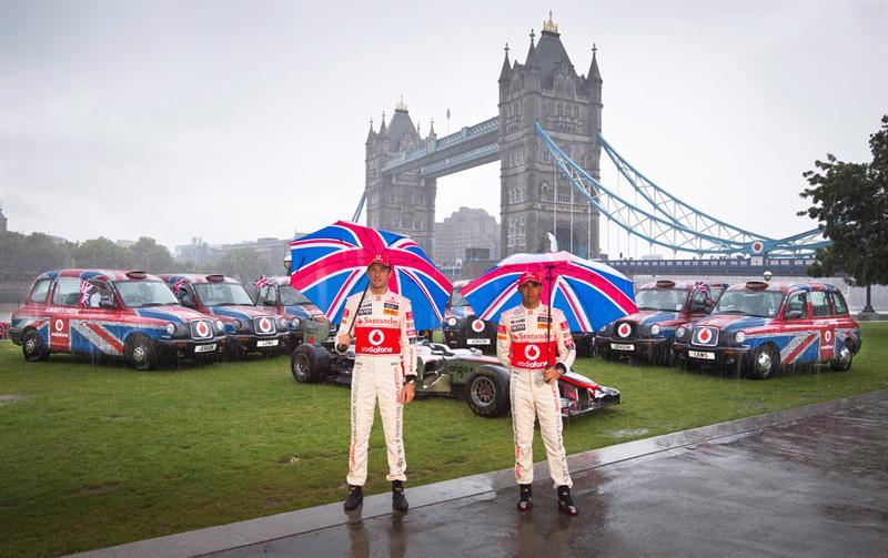 Pilotos de McLaren posan para anuncio de la compañía telefónica Vodafone. FOTO: EFE