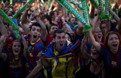 Cada gol del Barça desató festejos en sus seguidores (FOTO: AP)