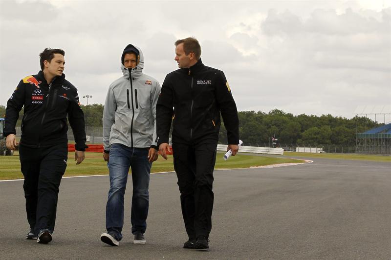 Vettel con miembros del equipo de Red Bull recorren la pista de Silverston. FOTO: EFE