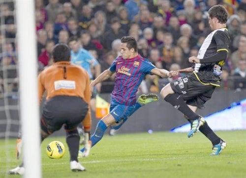 Alexis Sánchez venció al arquero visitante (FOTO: EFE)