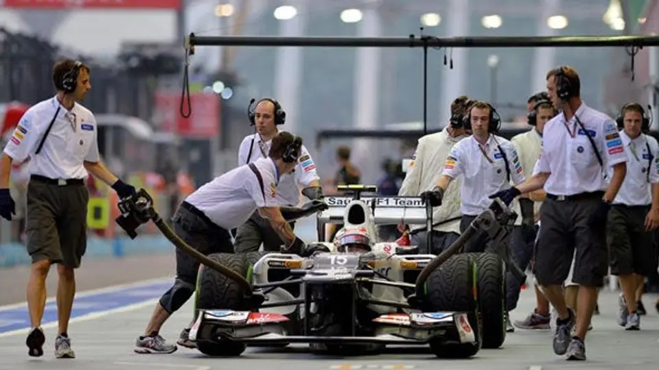 Pérez sube al décimo lugar tras castigo a Webber