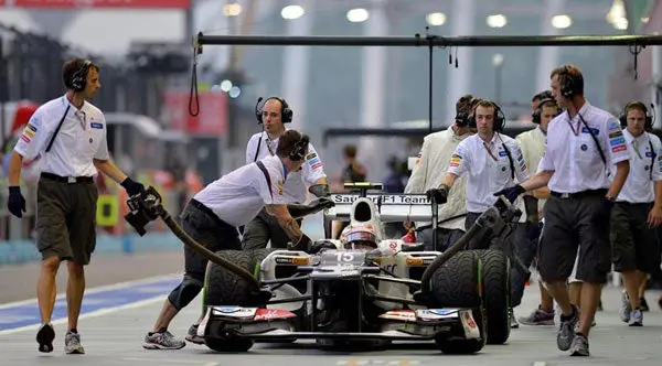 Pérez sube al décimo lugar tras castigo a Webber