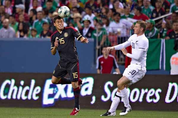 Héctor Moreno busca el esférico. FOTO: MEXSPORT
