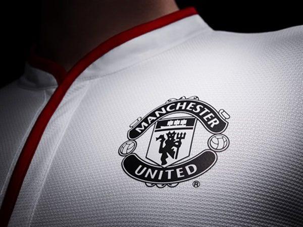 El tono del escudo del Manchester se modificó para el jersey de visitante | CORTESIA