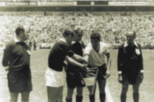 En 1966 ante el Torino de Italia, Las Águilas estrenaron el Azteca. FOTO: ARCHIVO RÉCORD
