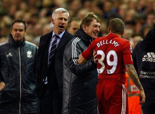 Los técnicos Alan Pardew y Kenny Dalglish en el banquillo. FOTO: AP