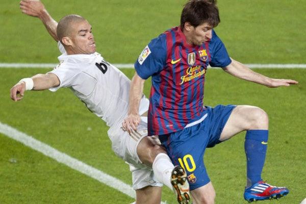 Pepe y Messi se enfrentan en la cancha en el 2012, donde el Madrid venció al Barça 2 a 1 | ESPECIAL