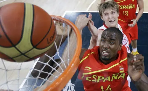 Ibaka extiende contrato con Thunder