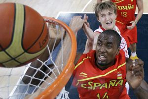 Ibaka extiende contrato con Thunder