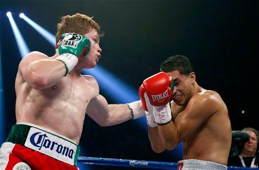 El Canelo dominó a Josesito López durante la pelea y lo mandó a la lona en varias veces para retener su cetro | AP