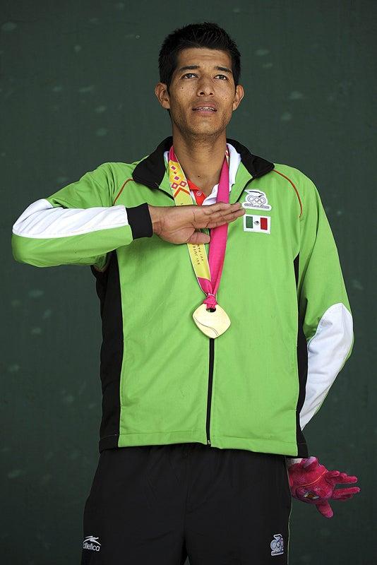 Fernando Medina entona el himno nacional. FOOT: MEXSPORT