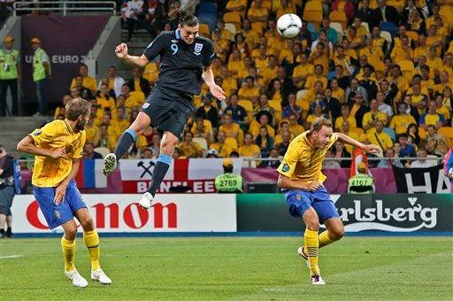 Al minuto 23 Andy Carroll se alzó por los aires y marcó para Inglaterra l AP
