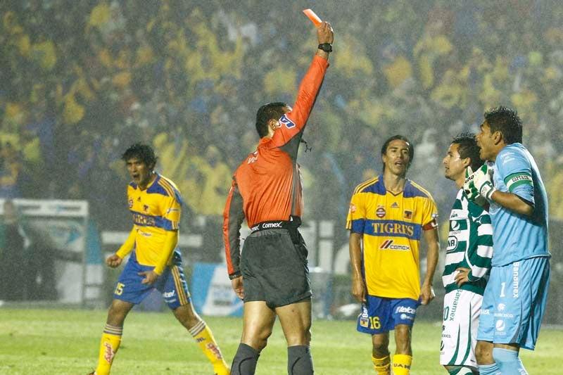 Marco Rodríguez, marca la pena máxima y expulsión para el guardameta lagunero. FOTO: AZAEL RODRÍGUEZ