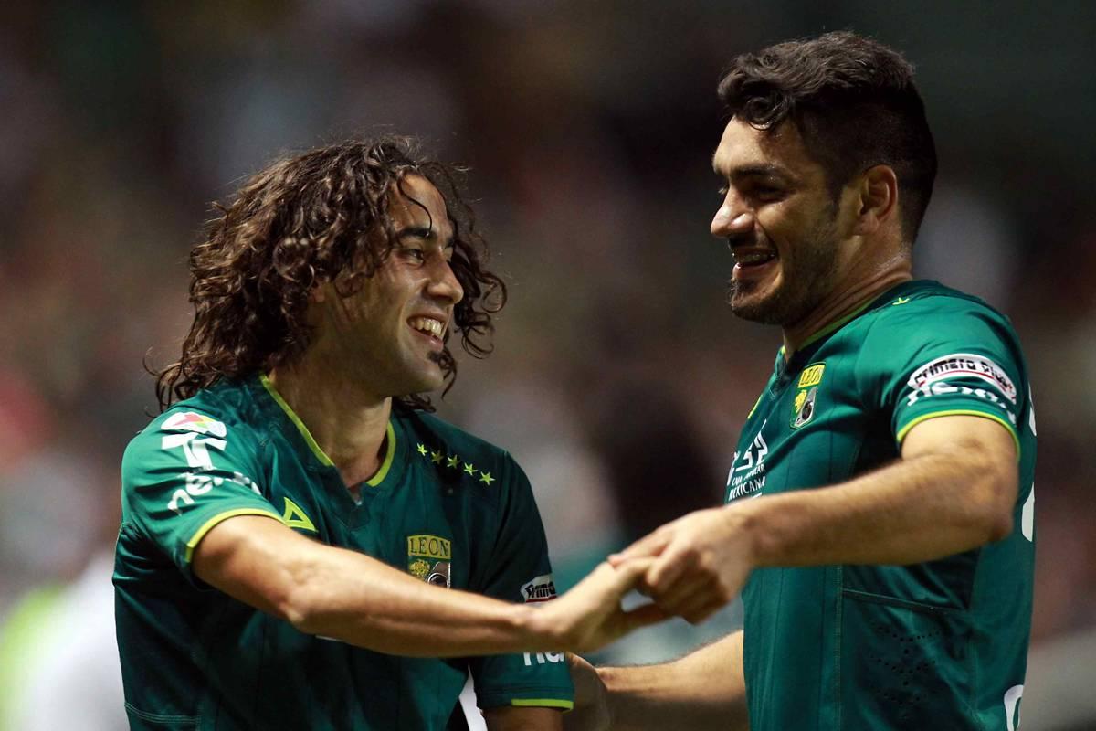 El 2-0 cayó también en pies de Britos quien festejó con Maz | MEXSPORT