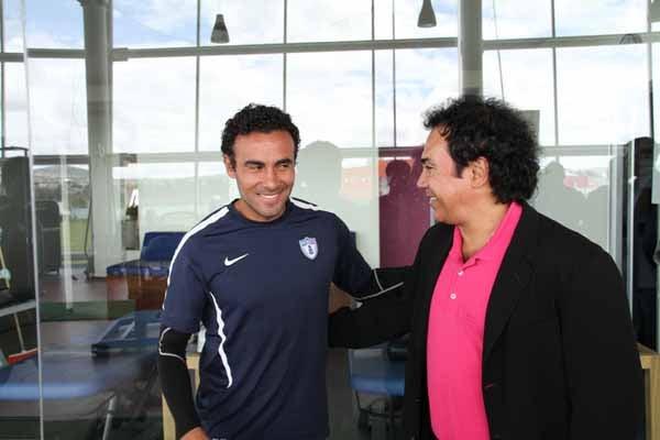 Al término, Hugo se mostró contento por el reconocimiento a su trayectoria. FOTO: CLUB PACHUCA