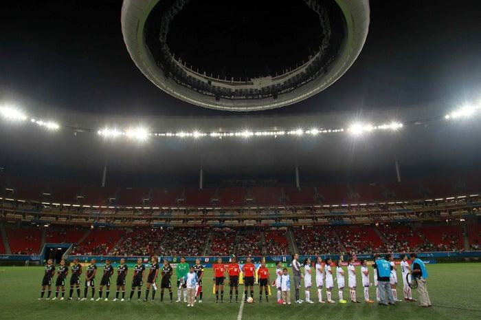 Las mexicanas saltan al terreno de juego. FOTO: MEXSPORT