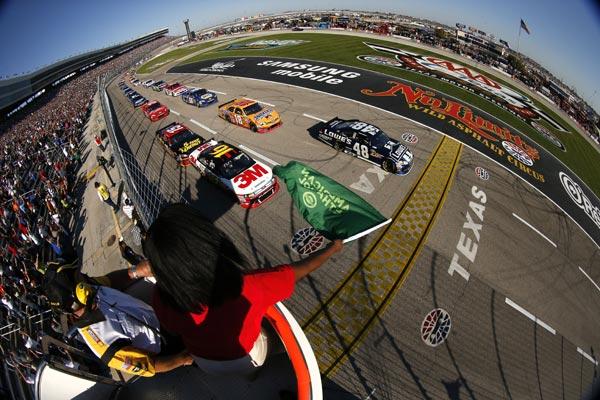 La bandera verde durante la carrera NASCAR en Texas. | AP