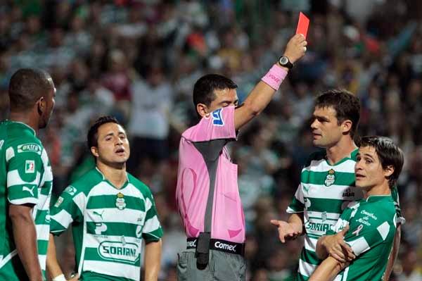 Santos se quedó con diez hombres. FOTO: ÓSCAR RAMÍREZ