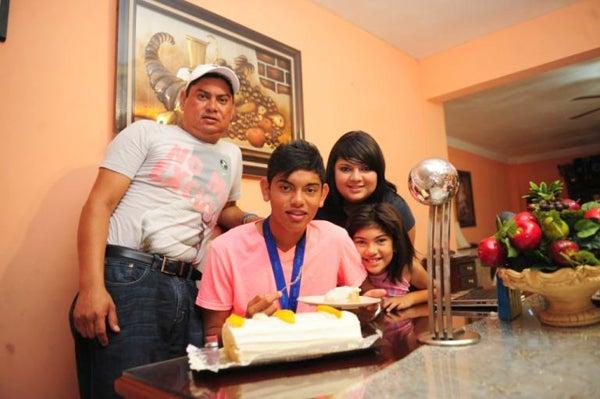 Su familia reunida posó en torno al pastel que conmemora el nacimiento de Jorge. FOTO: ISRAEL MARTÍNEZ