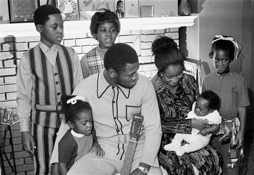 Tras refrendar su título en Filadelfia, Frazier festeja con su familia. FOTO: AP