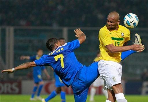 Michael Arroyo va por el balón, pero se encuenta en choque con Maicon. FOTO: AP