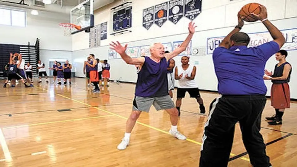 ¡Hombre de 76 años hace pruebas en la NBA!