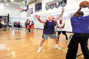 ¡Hombre de 76 años hace pruebas en la NBA!
