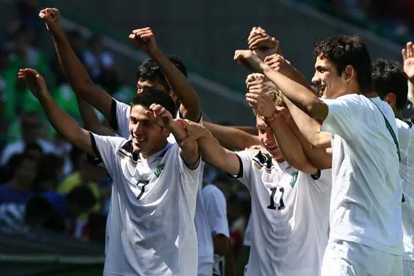 Uzbekistán celebra goleada 4-0. FOTO: JORGE BARAJAS