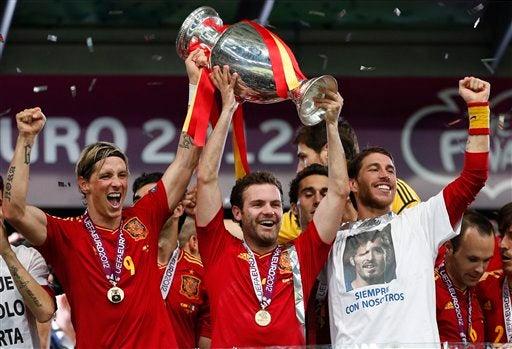 Torres, Mata y Sergio Ramos con el trofeo l AP