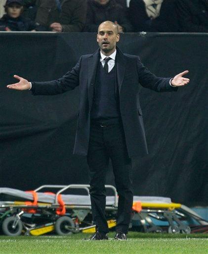 Guardiola se queja desde el banquillo. FOTO: AP