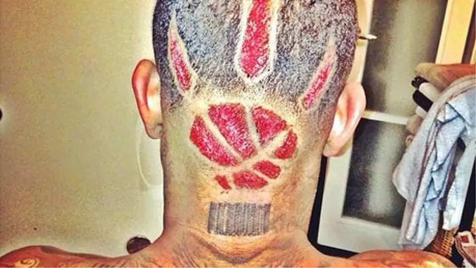 Jugador de Raptors se pone en la cabeza el logo de su equipo