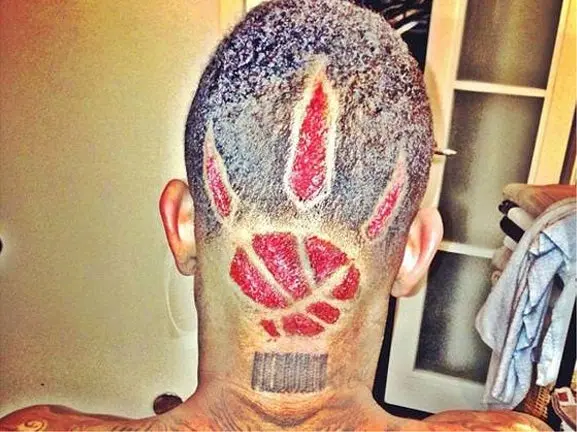 Jugador de Raptors se pone en la cabeza el logo de su equipo