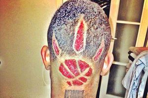 Jugador de Raptors se pone en la cabeza el logo de su equipo