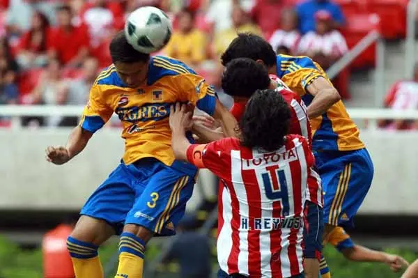 Chivas y Tigres se enfrentan en los Cuartos de Final en el partido de Ida en el Omnilife (FOTO: MEXSPORT)